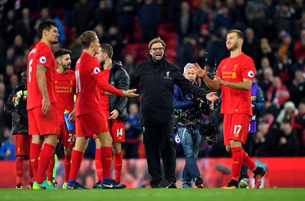 El entrenador Jürgen Klopp festeja con sus compañeros el triunfo frente al Manchester City. (Foto Prensa Libre: AP)