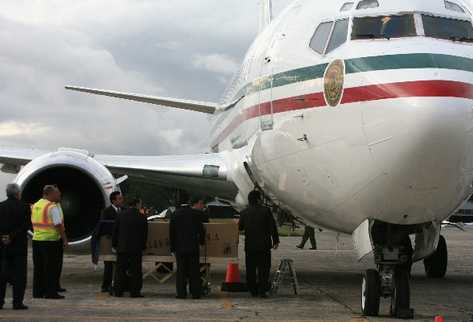 En menos de tres minutos fue subido al avión el ataúd que contenía el féretro sellado con los restos de Facundo Cabral, cantautor que fue asesinado el sábado último en la capital.