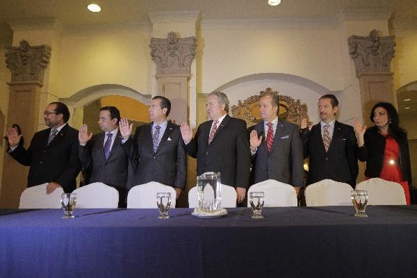 De izquierda a derecha: Eduardo Toriello, vocal 2; Guillermo Martínez, tesorero; Ernesto Villa, vicepresidente; Juan Mauricio Wurmser, presidente; Pedro Alvarado, secretario; Manuel Madrid, vocal 1, y Helena Galindo, vocal 3.