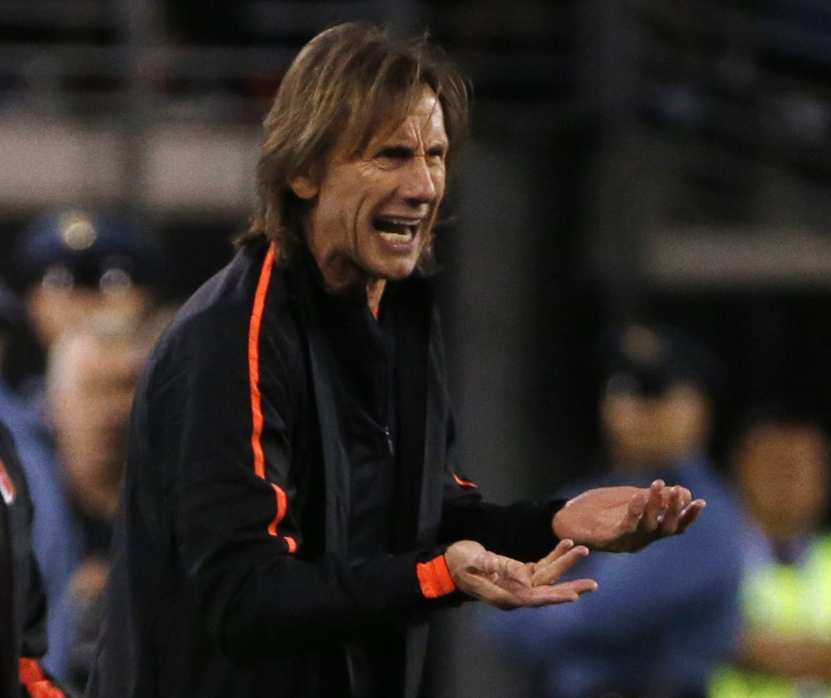 Ricardo Gareca se mostró atento a cada una de las acciones del juego. (Foto Prensa Libre: EFE)