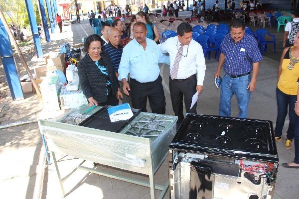 Autoridades de instituto vocacional y delegados de grupo gestor de Santa Rosa  observan donativo de Canadá.