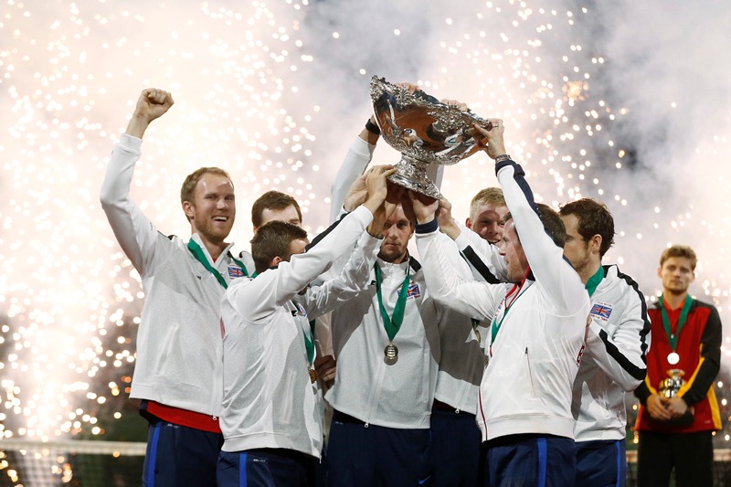 El equipo británico celebra junto con su mayor exponente, Andy Murray. (Foto Prensa Libre: AP)