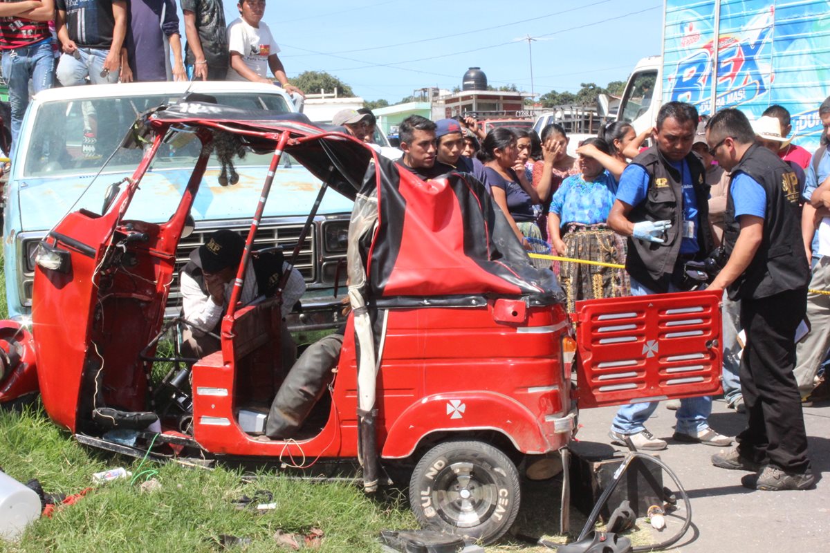 Peritos del Ministerio Público revisan mototaxi, luego de que se accidentó en San Antonio Palopó. (Foto Prensa Libre: Ángel Julajuj)