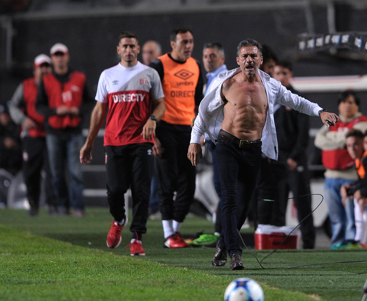 Nelson Vivas, al momento de salir muy molesto del terreno de juego. (Foto Prensa Libre: AFP)
