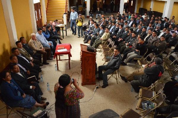 Reunión entre alcaldes comunitarios, delegados de Energuate y el Inde.