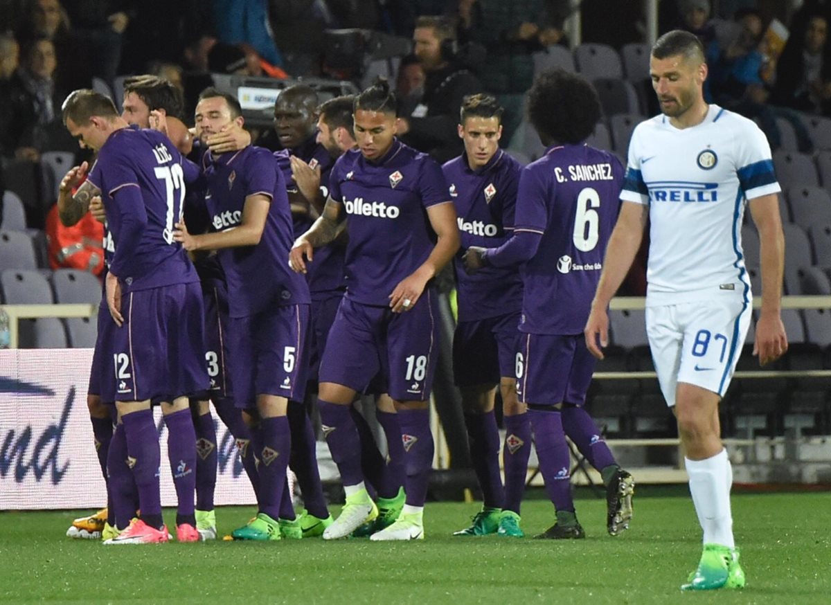 Los jugadores de la Fiorentina festejan mientras Artemio Franchi se lamenta. (Foto Prensa Libre: AP)