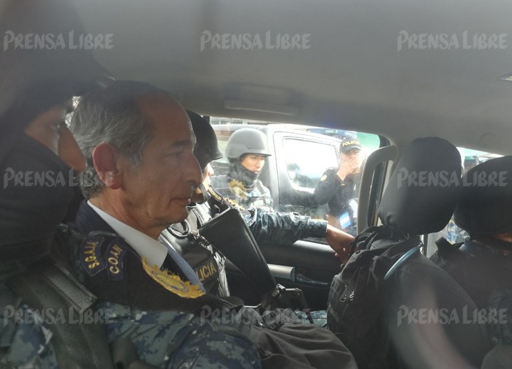 Al momento, las autoridades confirman la captura de 10 personas, todas ex funcionarios del gobierno de Álvaro Colom.