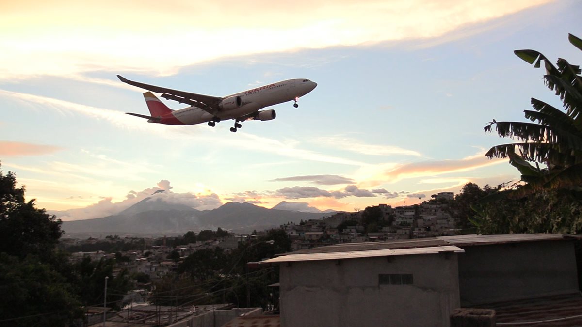 Aviones aterrizan a pocos metros de la colonia La Libertad, zona 13 capitalina. Vecinos se mantienen con temor. (Foto Prensa Libre: Alvaro González).