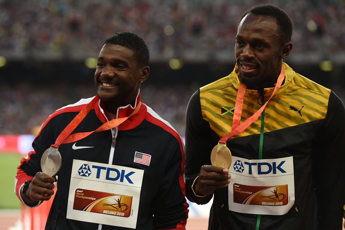 Justin Gatlin y Usain Bolt durante la premiación de los 200 metros. (Foto Prensa Libre: AFP)