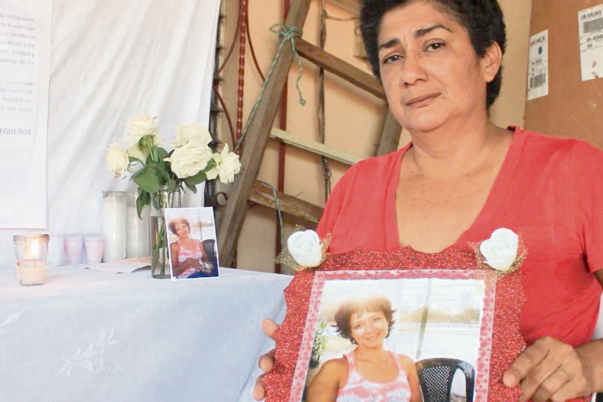 Alba Garrido muestra la fotografía de su hija Jacoba Arévalo, quien desapareció el 16 de febrero.