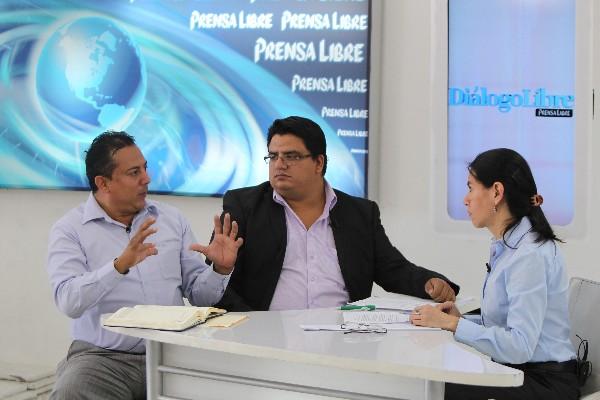 El sindicalista Rubén Mazariegos y Adrián Chávez, analista de Salud  y Seguridad Social del Ipnusac, durante la entrevista en el programa Diálogo Libre, con la periodista Ana Lucía González.