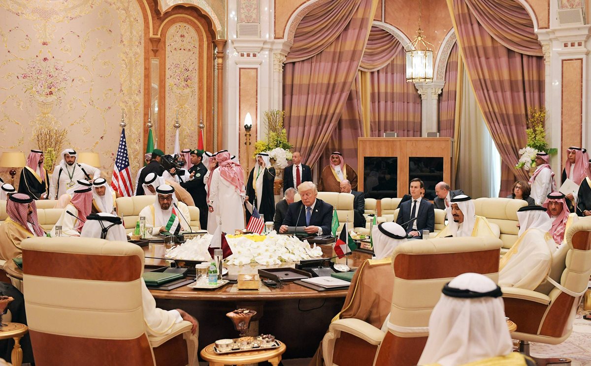 Los líderes del CCG y al Presidente de los Estados Unidos, Donald Trump (C), asistieron a la sesión inaugural de la cumbre del Consejo de Cooperación del Golfo, en Riad este domingo. (Foto, Prensa Libre: Efe)