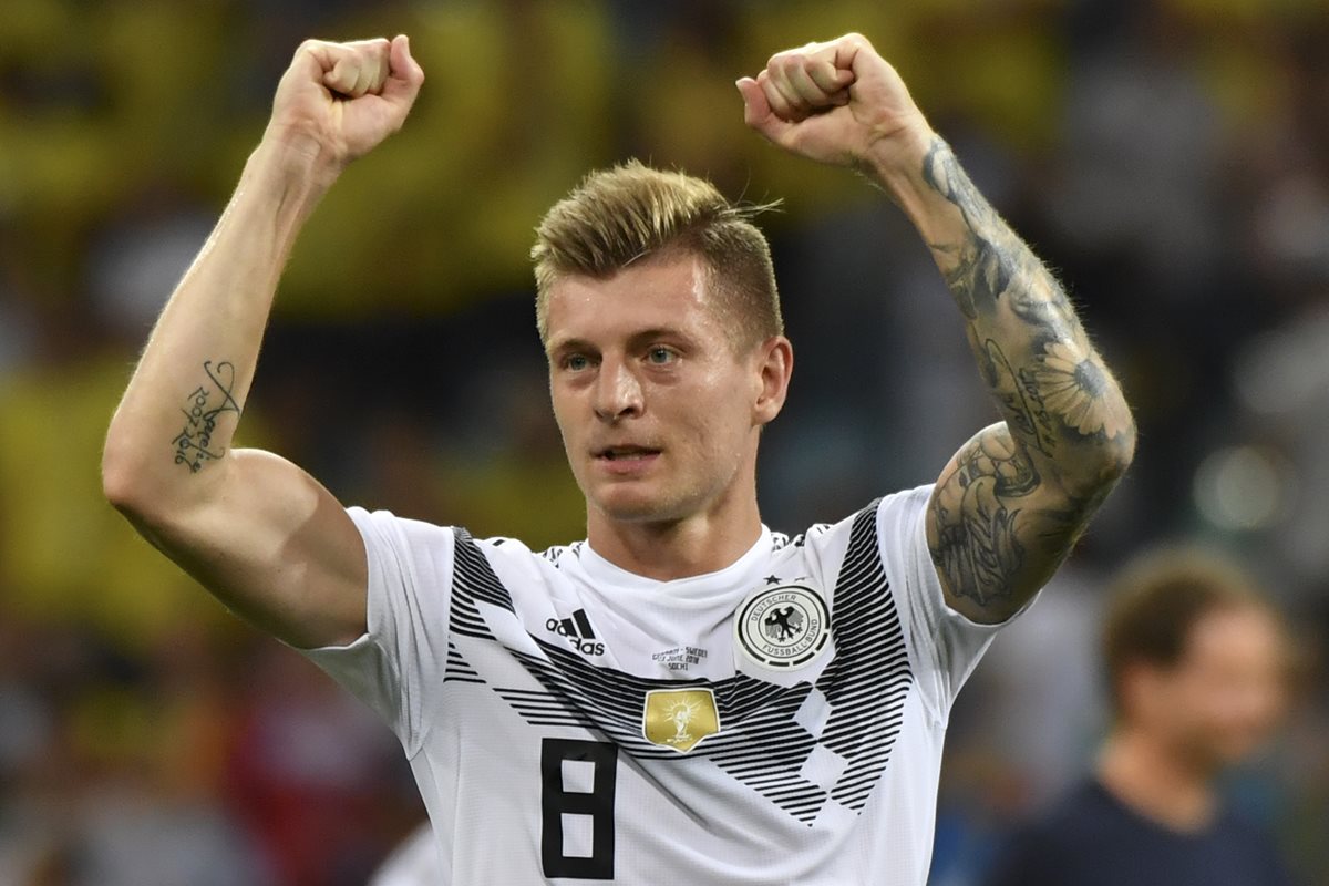 Así fue la majestuosa celebración de Toni Kroos después del gol que significó la victoria de Alemania contra Suecia. (Foto Prensa Libre: AFP)