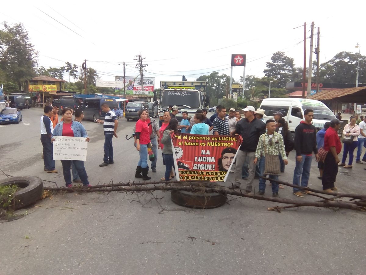 Salubristas en Morales, Izabal, impiden el paso de vehículos. (Foto Prensa Libre: Dony Stewart)