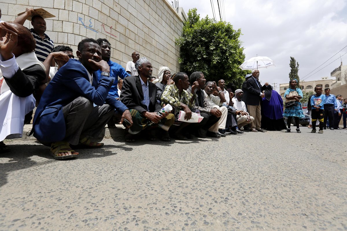 Refugiados africanos en Yemen. Miles de desplazados necesitan ayuda en el mundo. (Foto Prensa Libre: EFE)