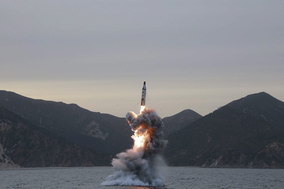 Corea del Norte afirma que fue un éxito lanzamiento de misil desde submarino. (Foto Prensa Libre: AFP)
