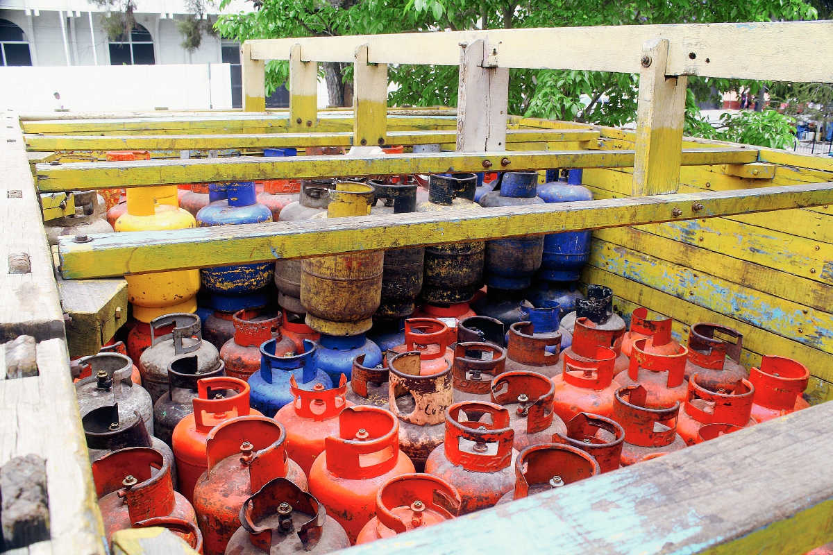 Tambos de gas de contrabando decomisados en Jalapa. (Foto Prensa Libre: Hugo Oliva)