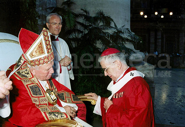 Monseñor Quezada Toruño recibe el palio arzobispal de manos del Papa Juan Pablo II en la Plaza de San Pedro el 30 de junio de 2001. (Foto: Hemeroteca PL)