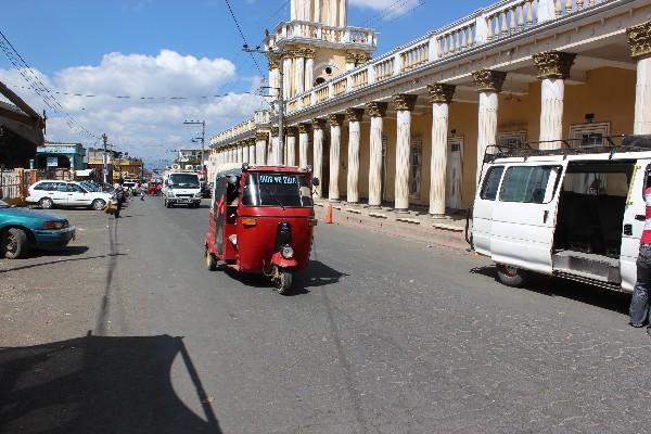 Un mototaxi circula  por  una  de las  calles  de  Patzún, Chimaltenango.