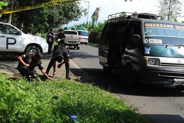 Agentes de la PNC revisan el lugar donde fue atacado a balazos piloto de microbús, en Chicacao. (Foto Prensa Libre: Omar Méndez)