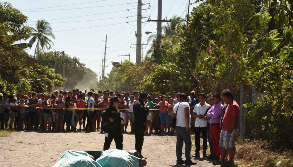 Curiosos permanecen en el lugar donde murió baleada la maestra, en Puerto San José, Escuintla. (Foto Prensa Libre: Enrique Paredes).