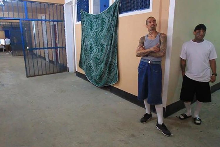 Pandilleros, en un pasillo de la cárcel de alta seguridad Fraijanes I. (Foto Prensa Libre: Hemeroteca PL)