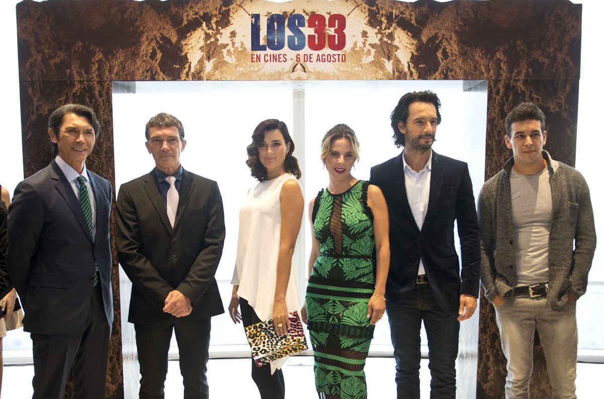 Algunos de los protagonistas del filme "Los 33", entre ellos Antonio Banderas, y que se estrenó el sábado en Santiago. (Foto Prensa Libre: AFP)