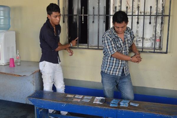 Dos de los tres detenidos están en subestación de la Policía de Teculután, Zacapa. (Foto Prensa Libre: Víctor Gómez)<br _mce_bogus="1"/>