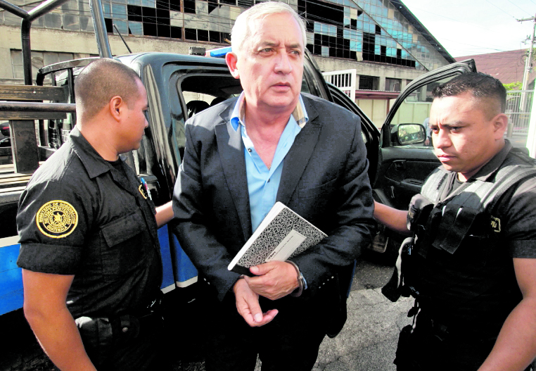 Escuchas determinarían que el expresdiente, Otto Pérez Molina, mantiene control en la cárcel. (Foto Prensa Libre: Hemeroteca PL)