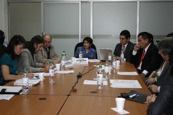 La Comisión de Apoyo al Sector Justicia debate los pros y contras del proyecto. (Foto Prensa Libre: Daniel Herrera)