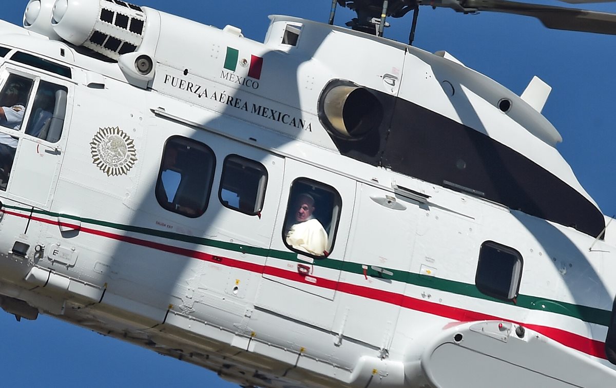 El Papa fue trasladado en helicópteros de la Fuerza Aérea Mexicana durante su estancia en ese país. (Foto Prensa Libre: AFP).