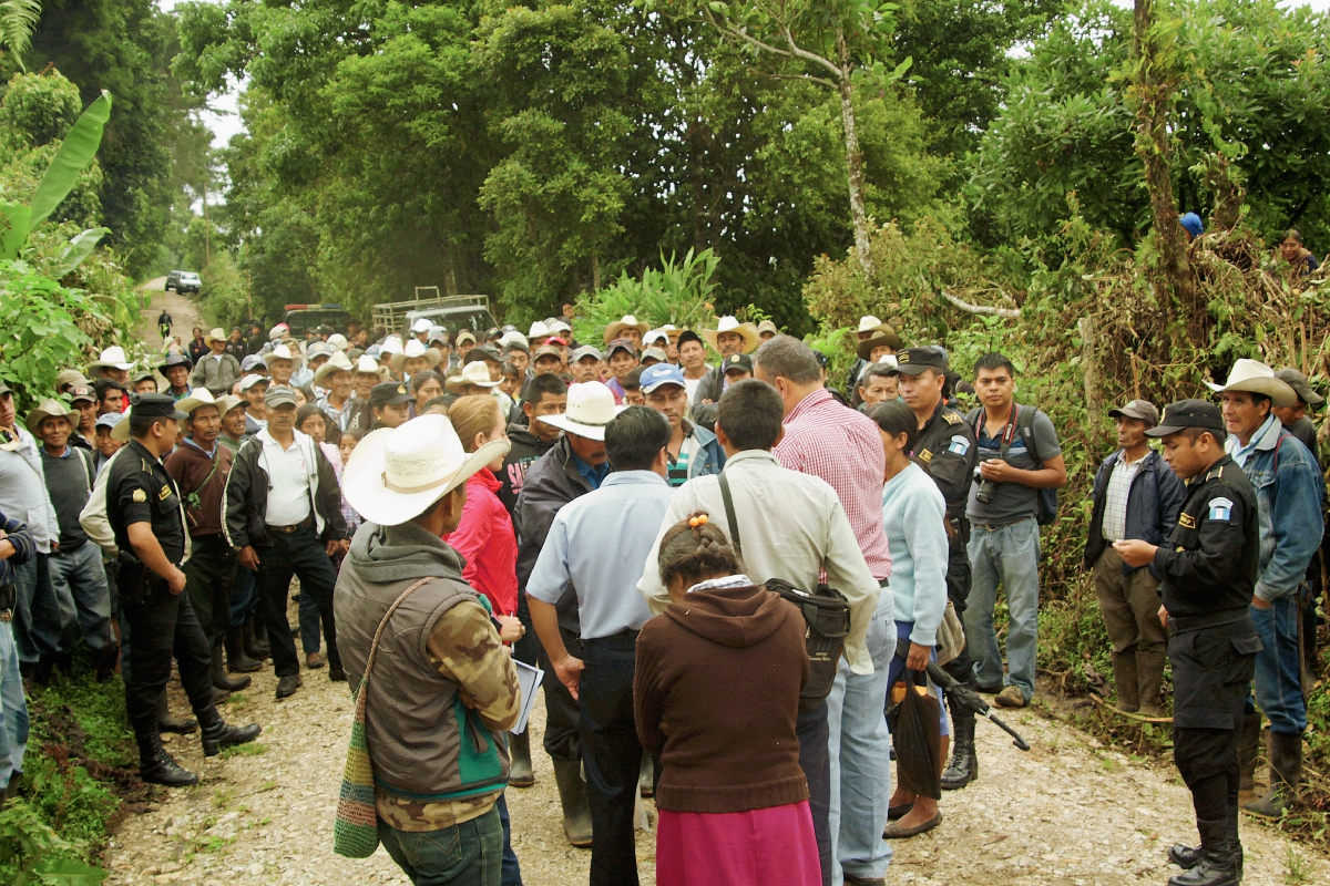 Pobladores de la aldea San Rafael Chilascó, Salamá, Baja Verapaz, se disputan paso de servidumbre en el sitio turístico El Salto de Chilascó. (Foto Prensa Libre: Carlos Grave)