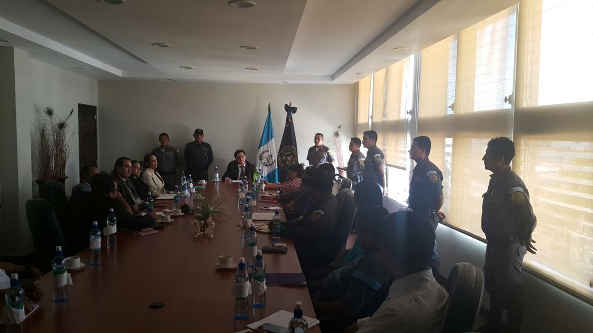 Alexander Toro encabeza la mesa técnica donde se acordó hacer efectivo el bono a guardias penitenciarios. (Foto Prensa Libre: Cortesía SP)