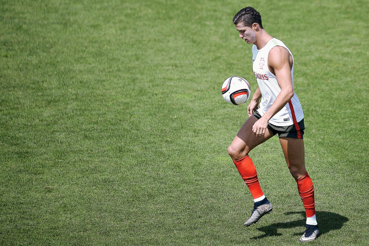 Cristiano Ronaldo se entrena con la Selección de Portugal en el estadio Tbiisi en Georgia. (Foto Prensa Libre: EFE)