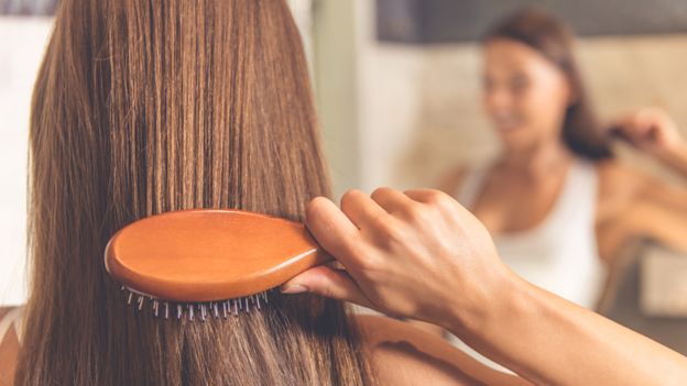 Cepillarse el cabello fomenta la circulación sanguínea. GETTY IMAGES