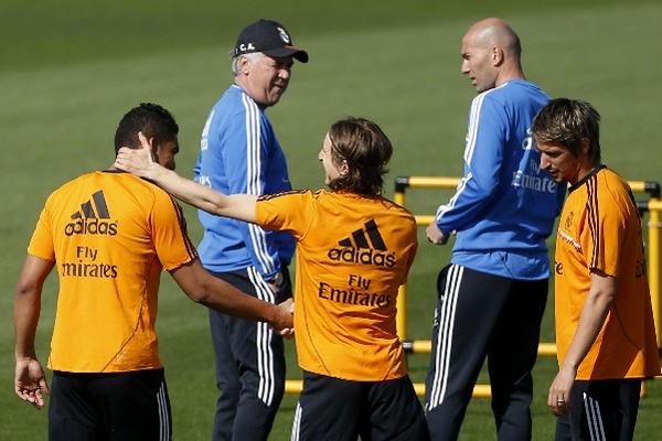 Zinedine Zidane junto con Carlo Ancelotti mientras dirigen el entrenamiento del Real Madrid. (Foto Prensa Libre: EFE) 