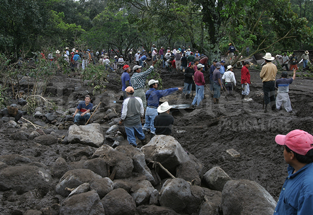 El cantón Panabaj de Sololá quedó sepultado por un alud y con él decenas de sus habitantes que no pudieron ser rescatados. (Foto: Hemeroteca PL)