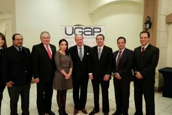 Ernesto Villa (sexto de izquierda a derecha) preside la nueva junta directiva 2015. (Foto Prensa Libre: Joel Suncar).<br _mce_bogus="1"/>