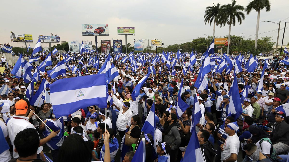 Los manifestantes exigen la salida de Daniel Ortega y su esposa, Rosario Murillo. (Foto Prensa Libre: AFP)