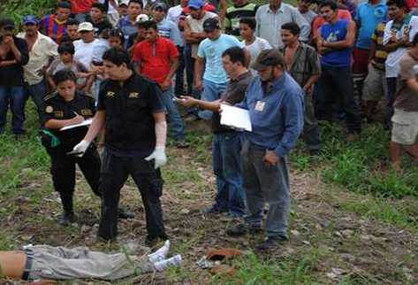 Fiscales recogen evidencias en donde fue asesinado Manuel Yanes, un agricultor. (Foto Prensa Libre: Felipe Guzman)