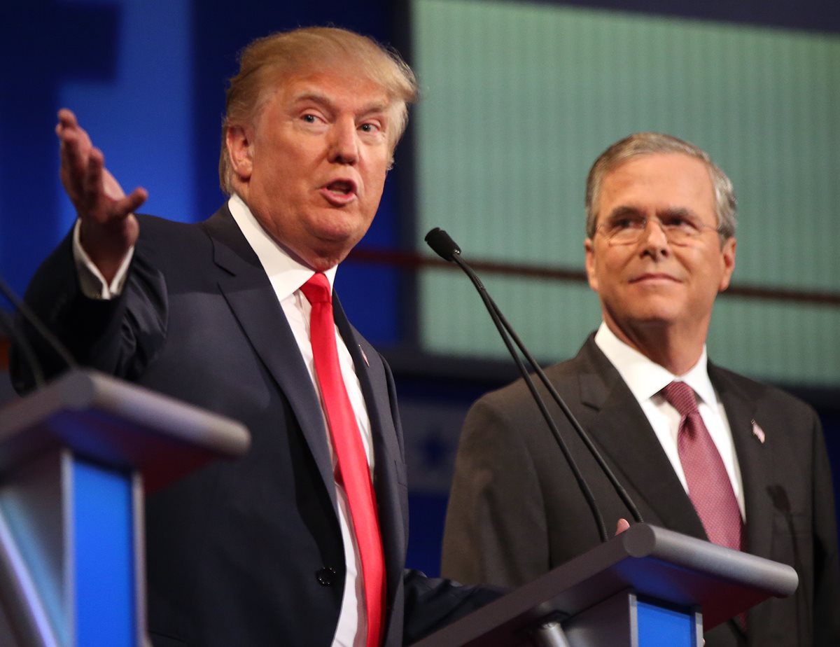 <em>Donald Trump (izq.) junto a Jeb Bush en una imagen de archivo. (Foto Prensa Libre: AP).</em>