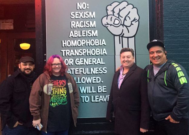 Angela con los cofundadores de Life After Hate. LIFE AFTER HATE