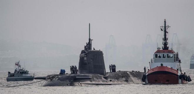 Submarino nuclear HMS Ambush fondeado en Gibraltar luego del incidente. (Foto Prensa Libre:AFP).