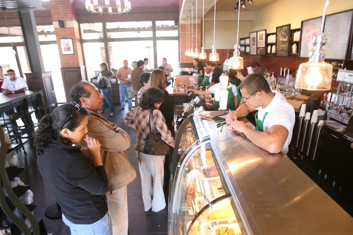 La cadena estadounidense Starbucks abrió  en Guatemala, en el 2011, la primera tienda  se ubica en un centro comercial en el área de  Condado Concepción, carretera a El Salvador. (Foto Prensa Libre: Hemeroteca)