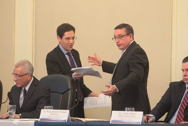 Presidente del TSE, Rudy Pineda, recibe informe de observación electoral. (Foto Prensa Libre: Álvaro Interiano)