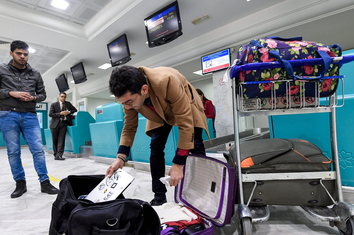 Un pasajero libio afectado por medida sobre veto a computadoras. (Foto Prensa Libre: AFP)