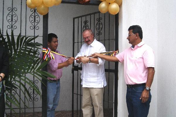 Jesús Tecú Osorio;  el embajador canadiense, Hugues Rousseau, y Carlos  Estrada, de la Fundación Nueva Esperanza, durante inauguración.