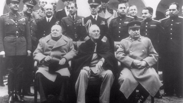 Winston Churchill (izquierda), con Franklin D. Roosevelt y Joseph Stalin (derecha) en 1945. La Segunda Guerra Mundial vio el final de la Ley de Exclusión de Chinos por pedido de Roosevelt. AP