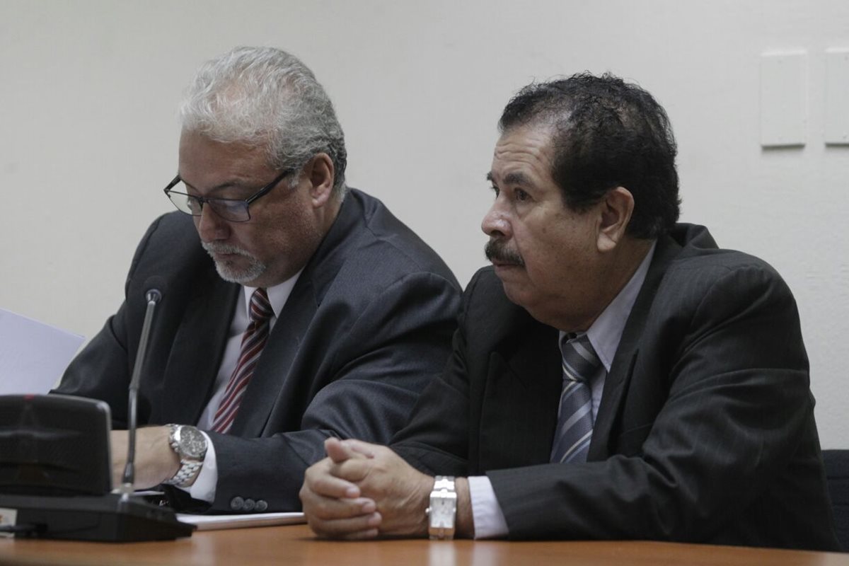 El dueño de la Droguería José Gil, Noé Gilberto Ramírez  –derecha –,  es juzgado por negarse a ser fiscalizado por la SAT. (Foto Prensa Libre:  E. Bercian) 