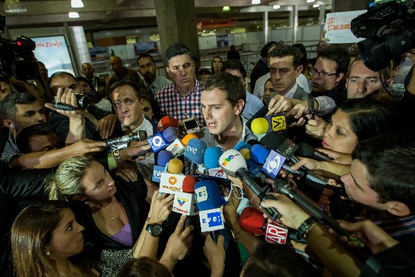 Albert Rivera (c) ofrece declaraciones a periodistas a su llegada a Caracas.(EFE).